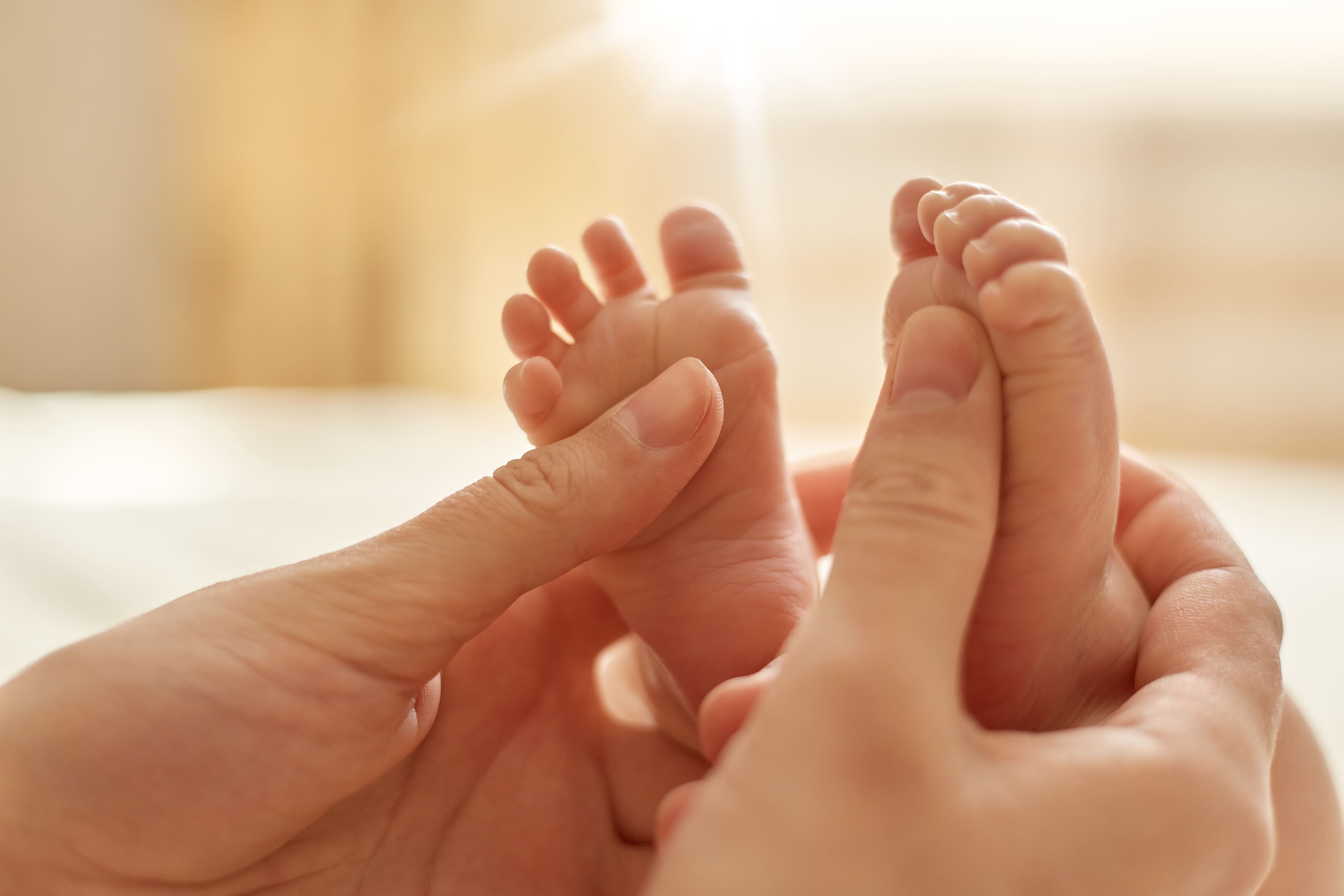 massagem nos pés do bebe