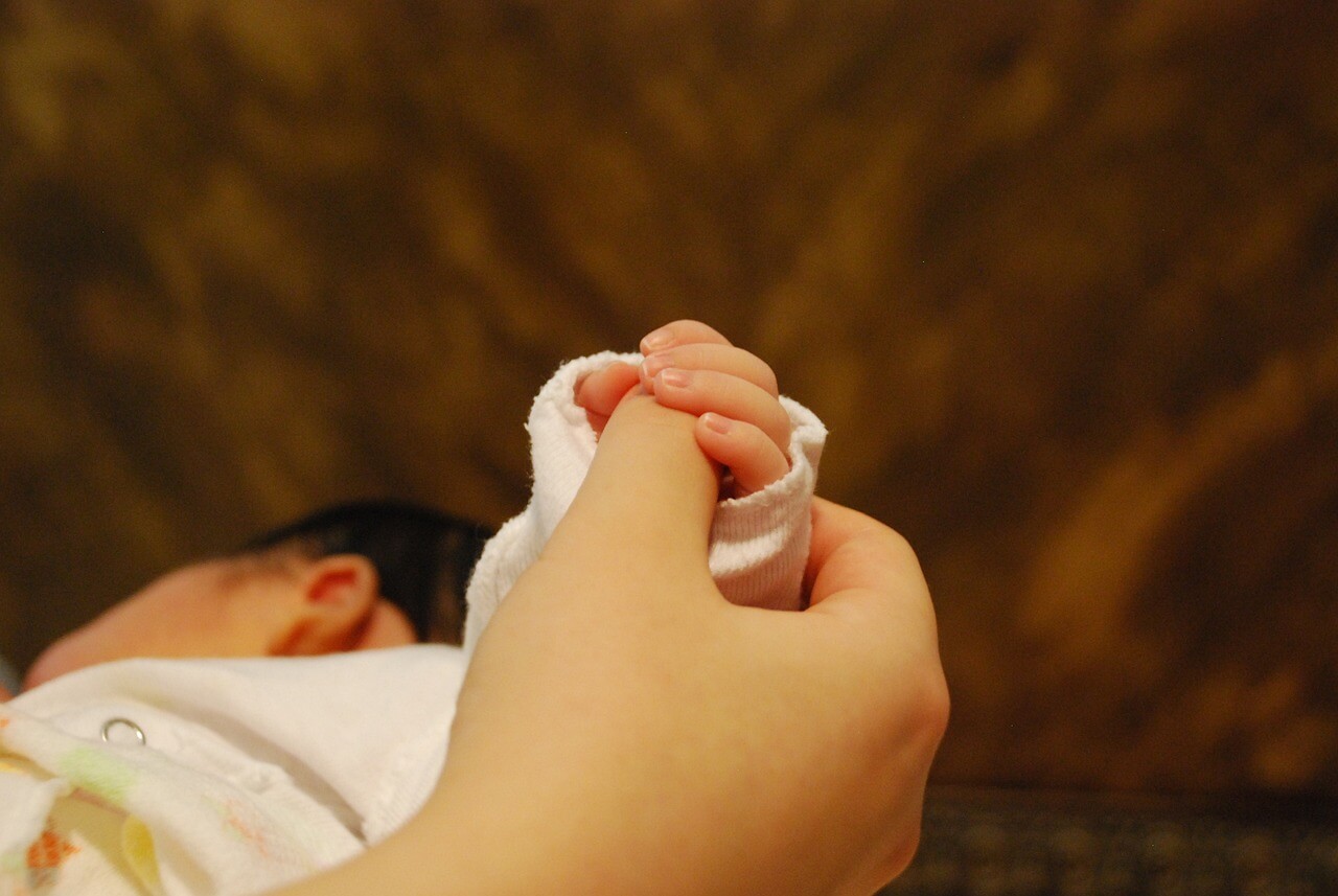 Bebê dando a mão para mãe