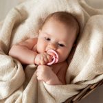 bebê enrolado em uma manta simples