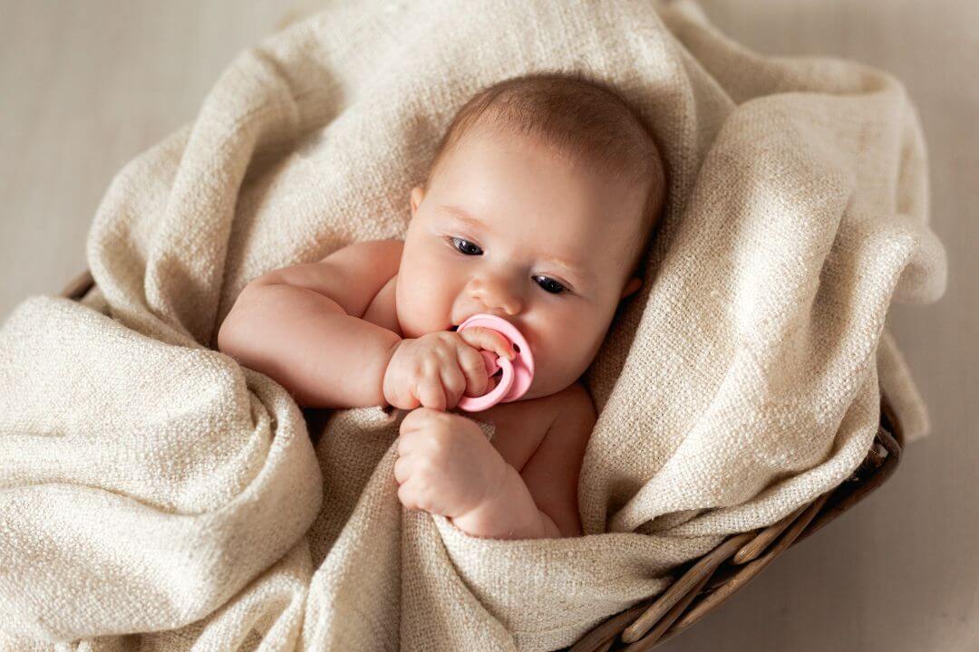 bebê enrolado em uma manta simples