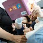 Leitura para Bebês de Até Dois Anos: Introduzindo um Mundo de Descobertas Desde o Berço