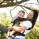 Menino de colo: Como o cuidado na infância molda homens no futuro