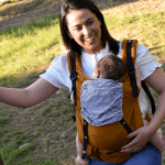 Por que bebês choram menos quando são carregados?