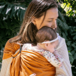 Bebê só quer colo? Descubra por que isso acontece e como lidar