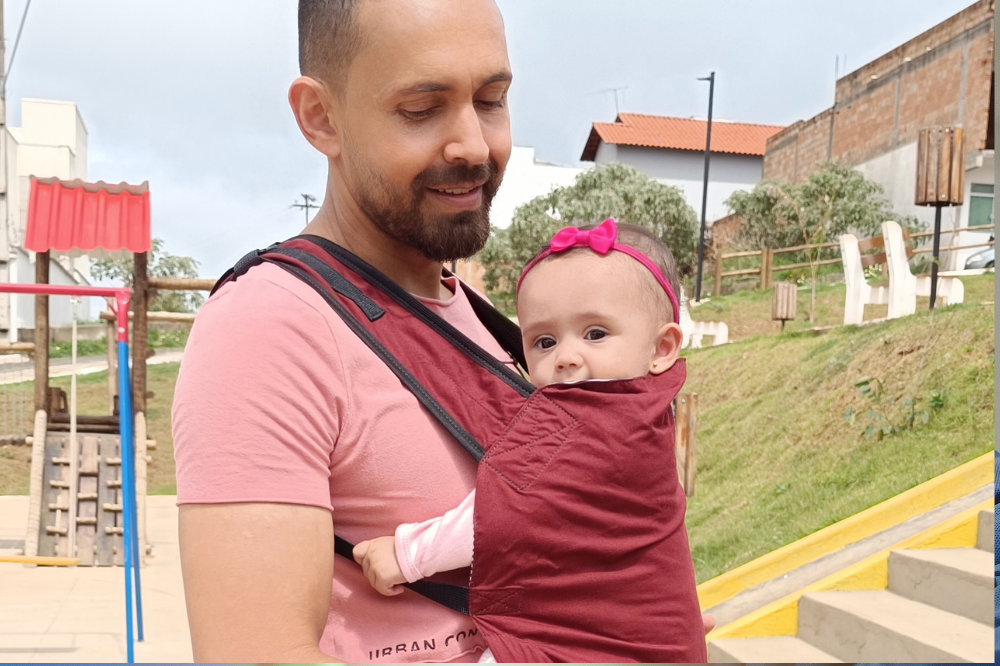 Por que os bebês pedem tanto colo