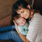O papel do colo na saúde mental materna: o que a psicologia perinatal ensina sobre o pós-parto